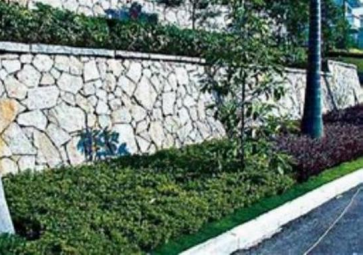 岿美山中学西侧挡土墙、门坪硬化等附属工程！